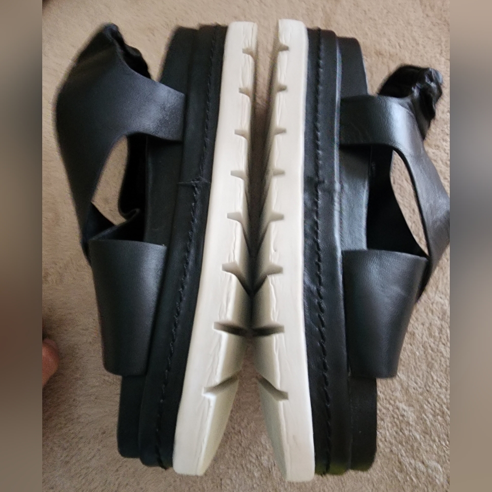 J/SLIDES Black and White Platform Sandals.New Condition - Picture 8 of 9